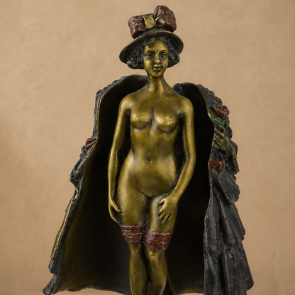 Bronze érotique à transformation, femme au manteau, vue 5