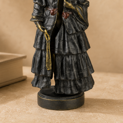 Bronze érotique à transformation, femme au manteau, vue 6