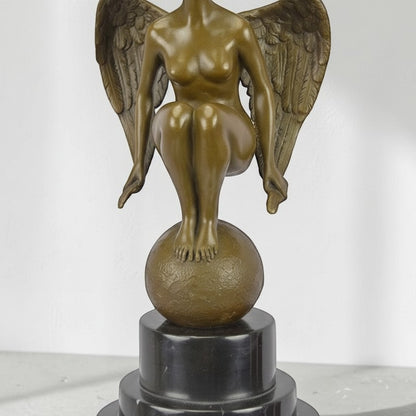 Bronze Femme Ailée aux Cheveux de Flammes sur Sphère, vue 3
