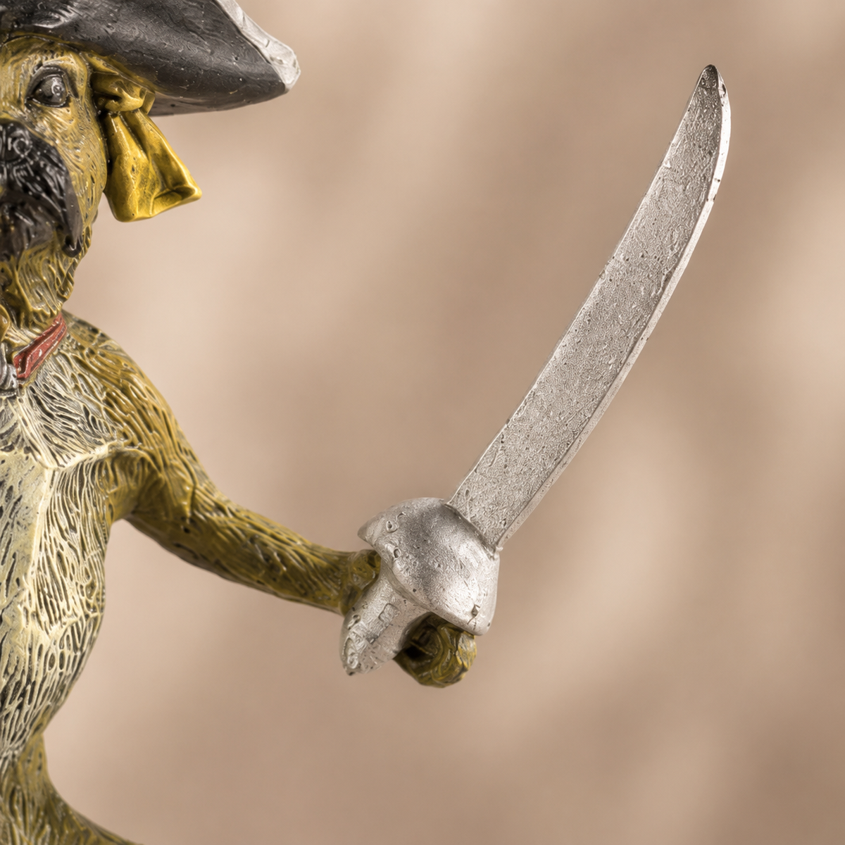 Bronze polychrome carlin pirate au sabre et bicorne, vue 4
