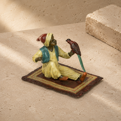 Bronze polychrome jeune garçon oriental au perroquet sur tapis