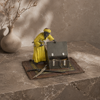 Bronze polychrome style Vienne, marchand arabe au coffre