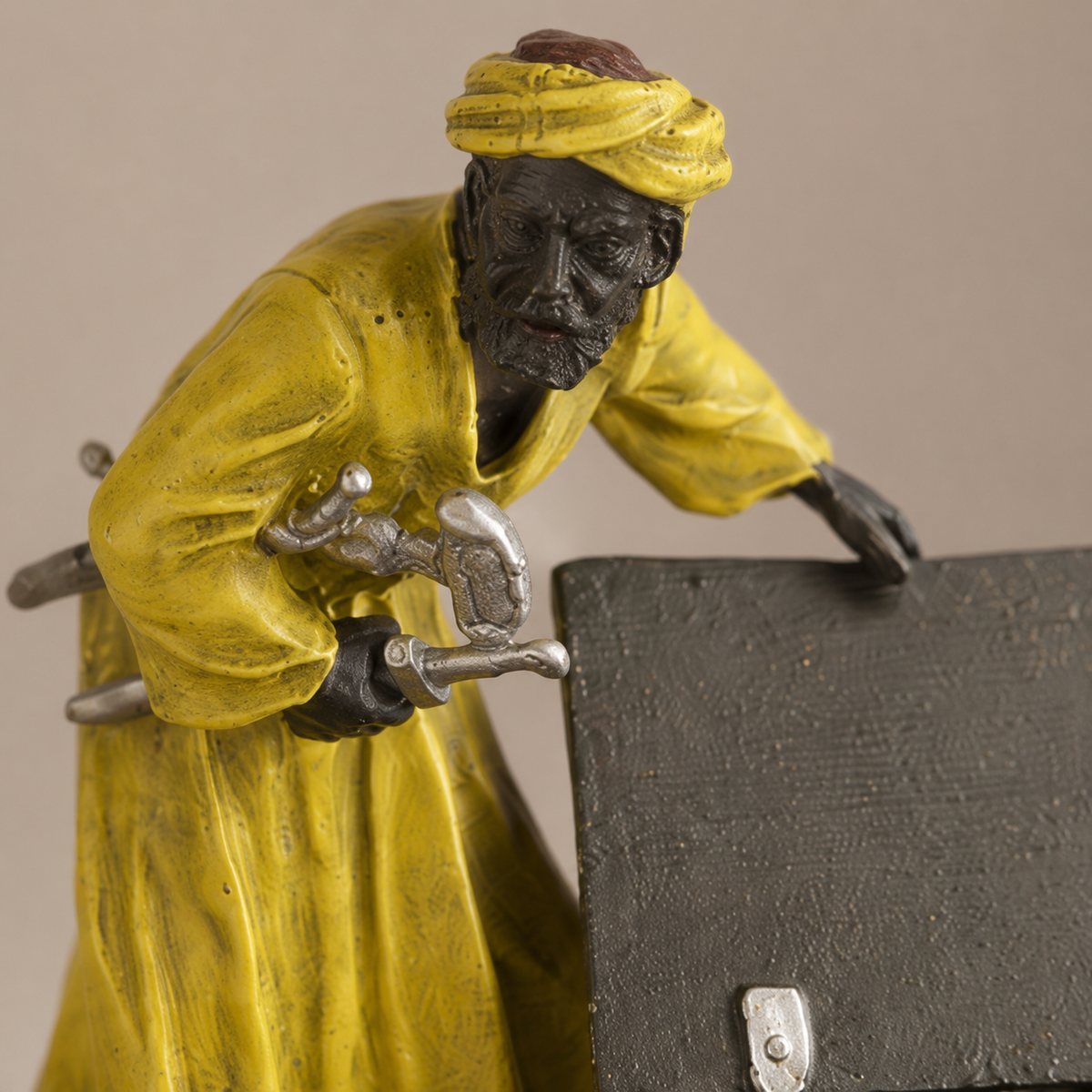 Bronze polychrome style Vienne, marchand arabe au coffre, vue 3