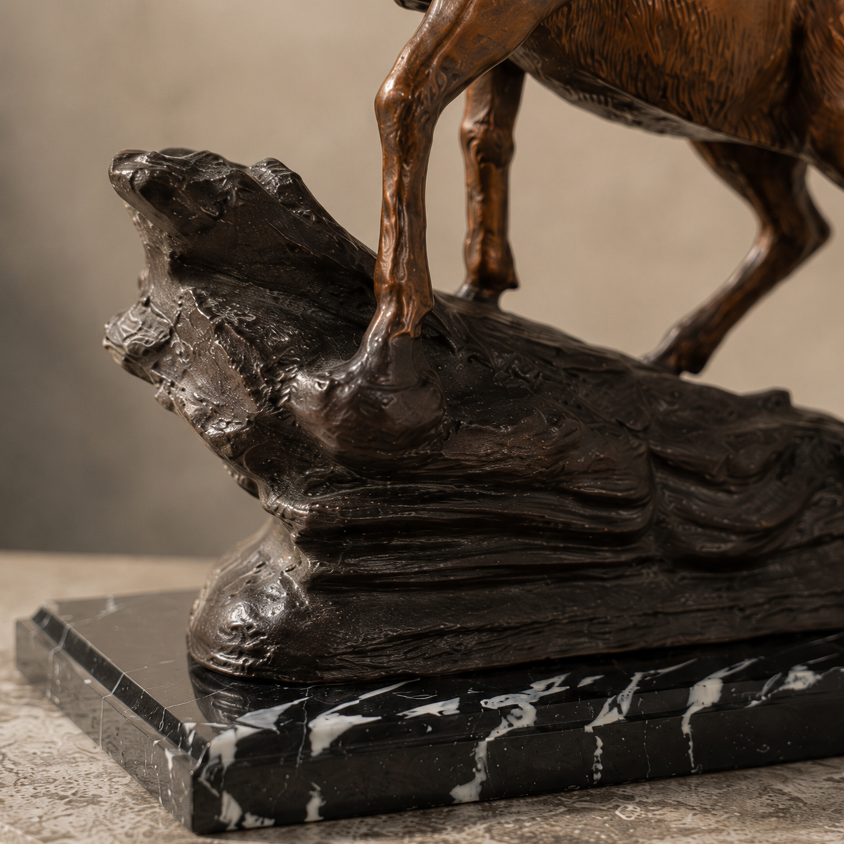 Buste de cerf en bronze patiné sur socle en marbre noir, vue 7