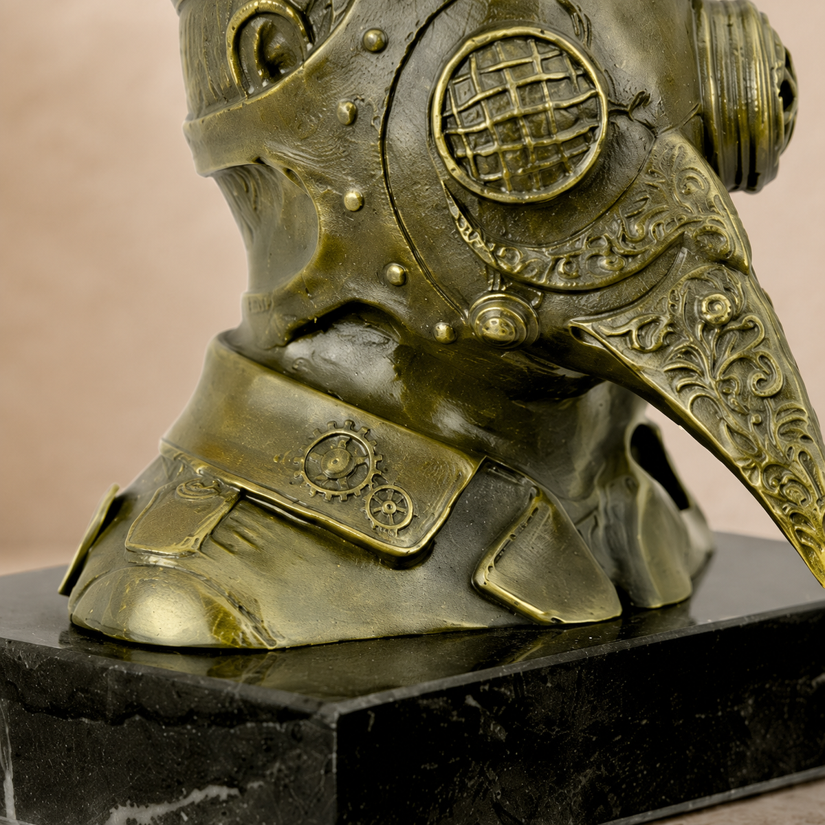Buste Médecin de la Peste style steampunk en bronze patiné, vue 6