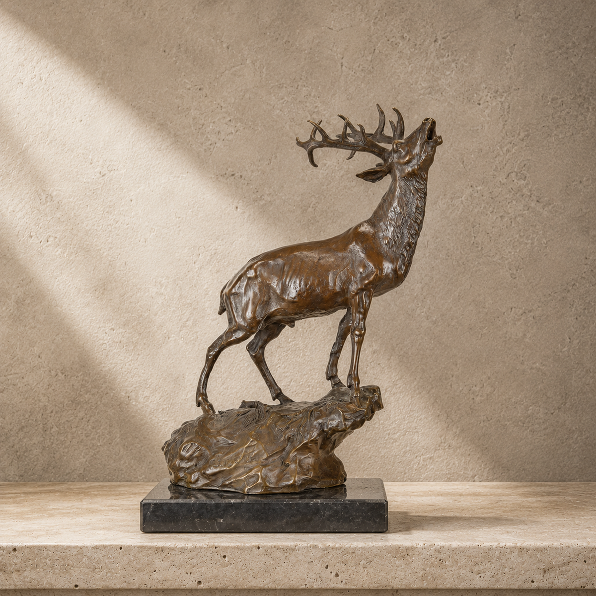 Cerf bramant sur rocher en bronze patiné socle marbre