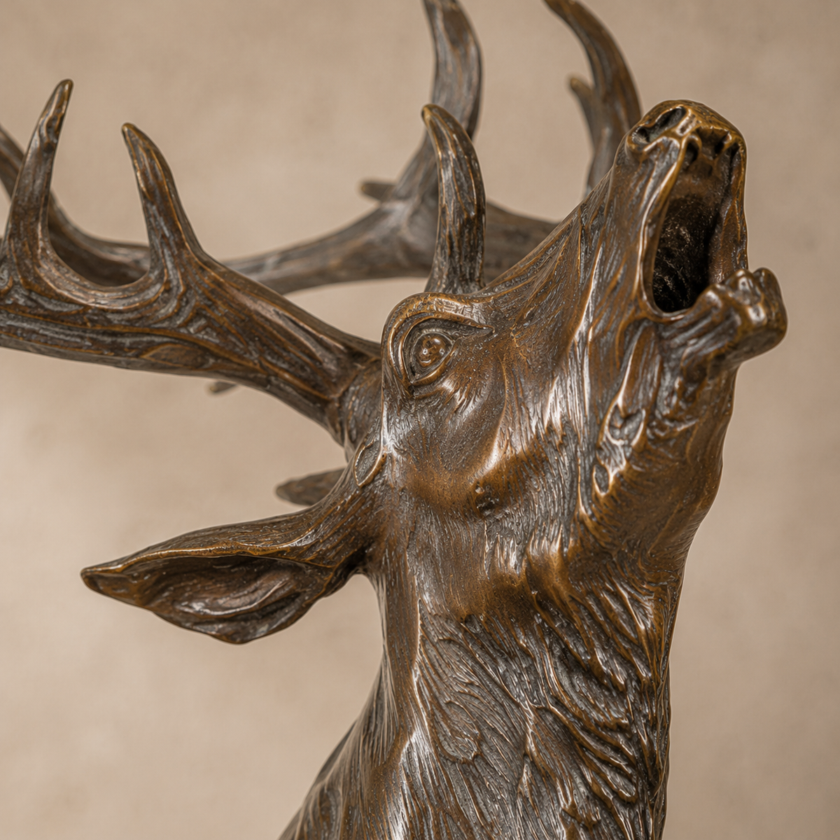 Cerf bramant sur rocher en bronze patiné socle marbre, vue 2