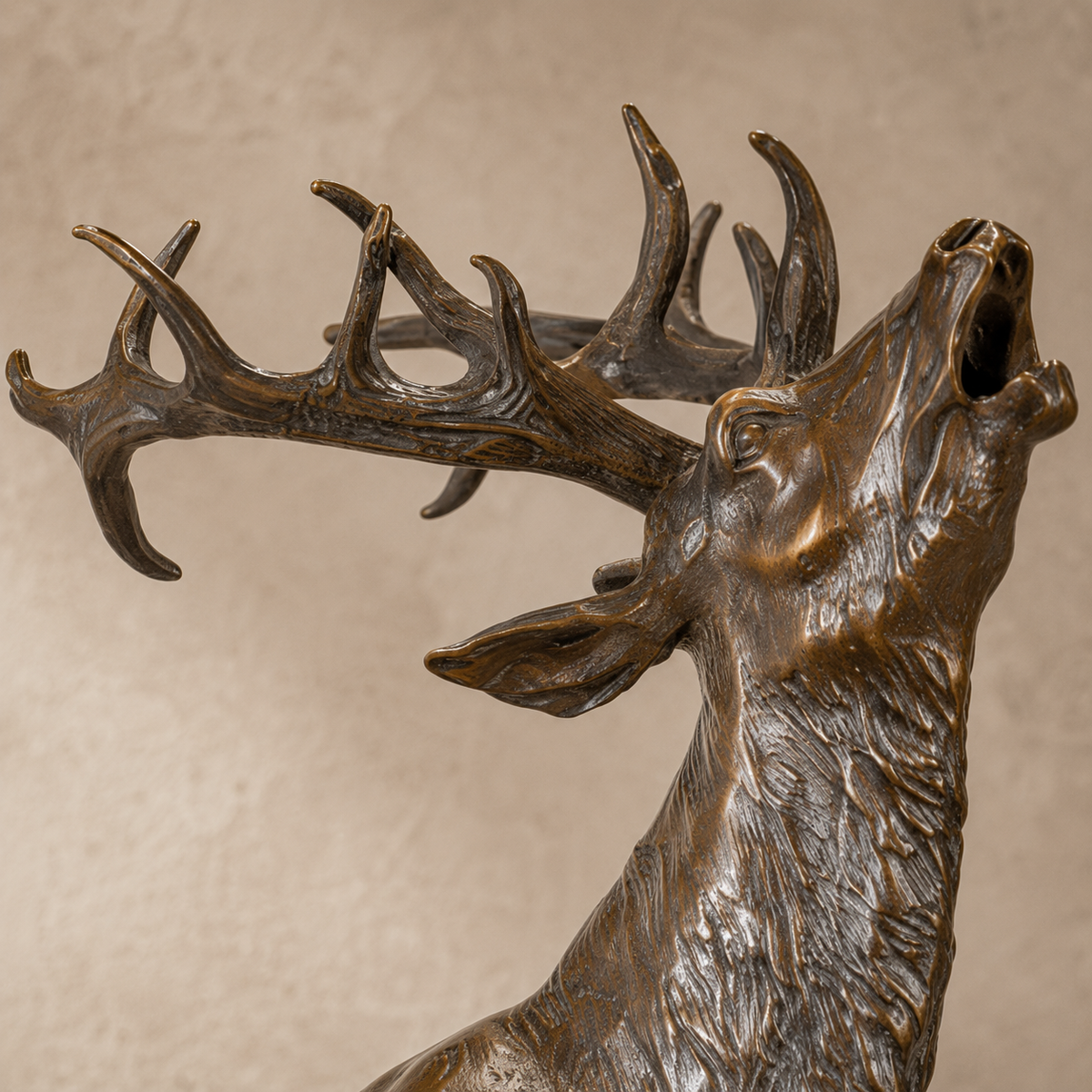 Cerf bramant sur rocher en bronze patiné socle marbre, vue 3