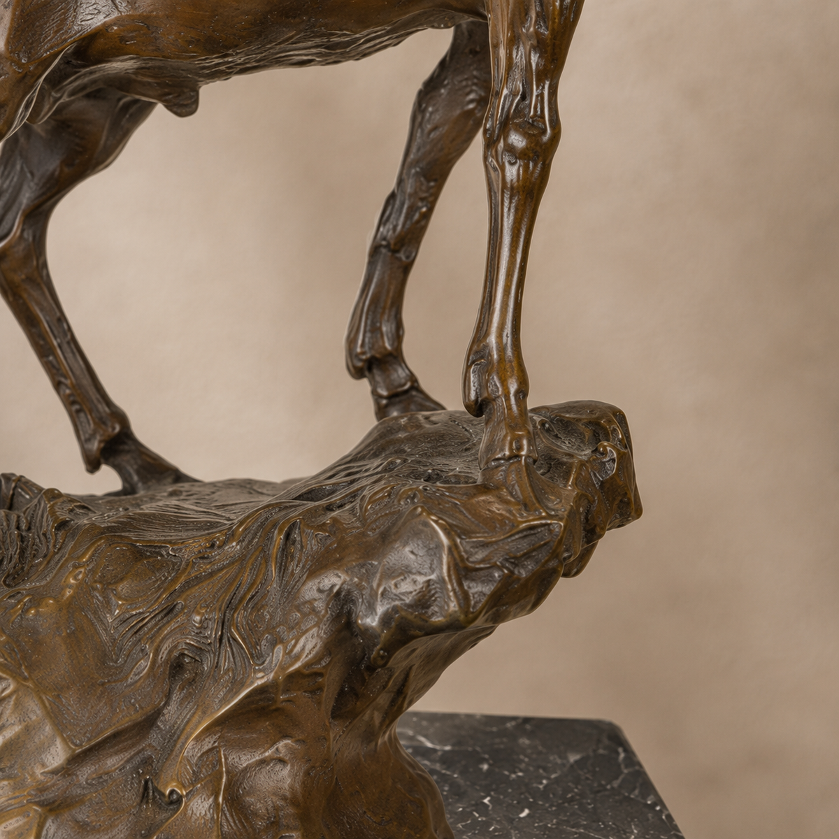 Cerf bramant sur rocher en bronze patiné socle marbre, vue 5