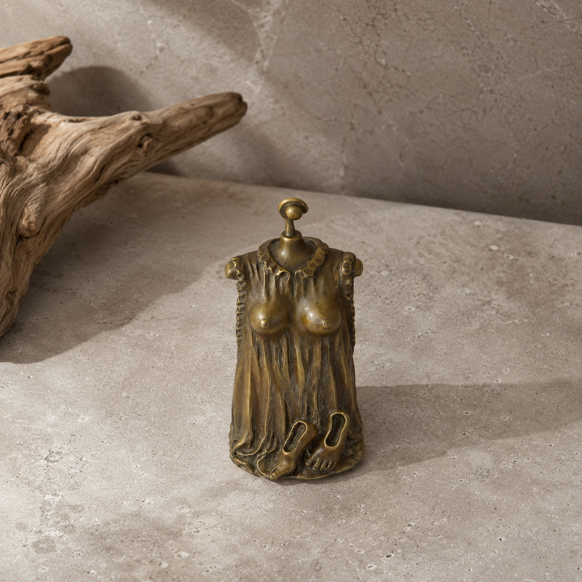 Cloche de table en bronze à décor de femme drapée dénudée