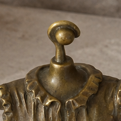 Cloche de table en bronze à décor de femme drapée dénudée, vue 2