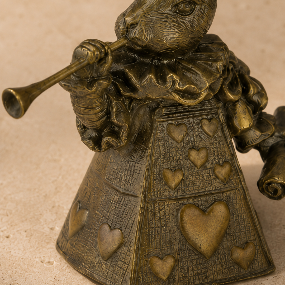 Cloche de table en bronze patiné, lapin héraut aux cœurs, vue 4