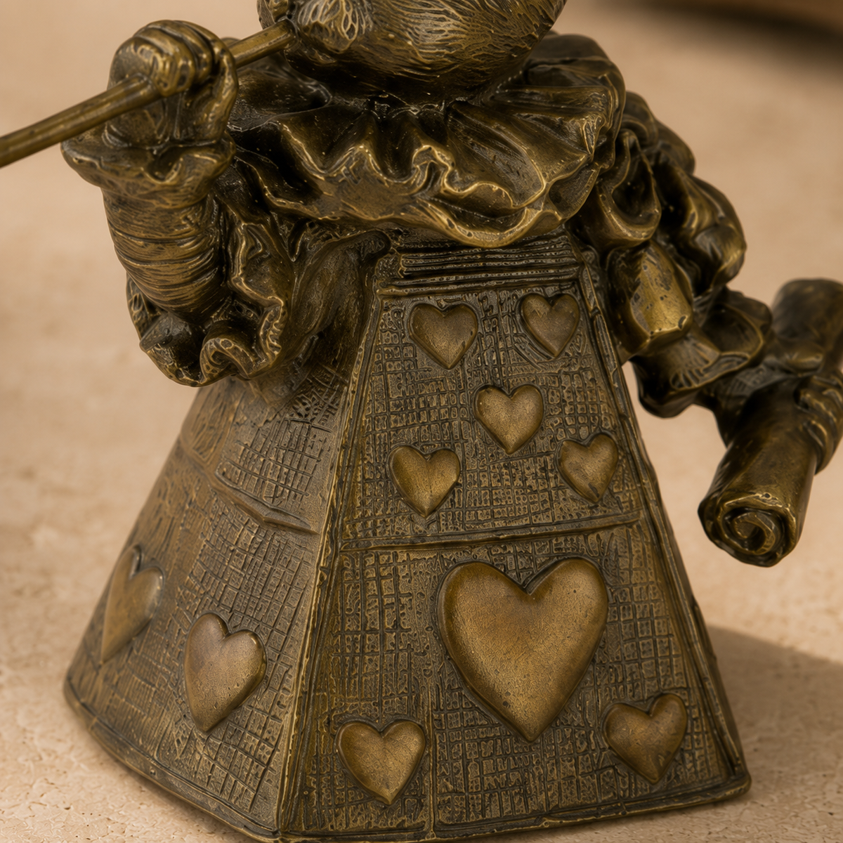 Cloche de table en bronze patiné, lapin héraut aux cœurs, vue 5