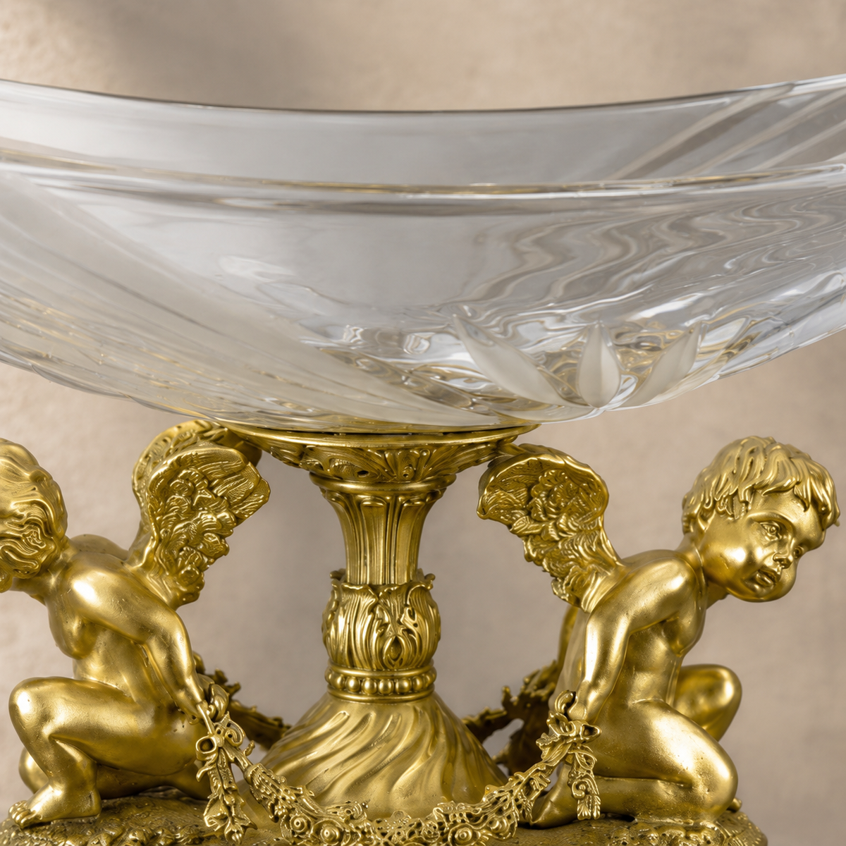 Coupe en cristal sur monture bronze doré aux putti, vue 3
