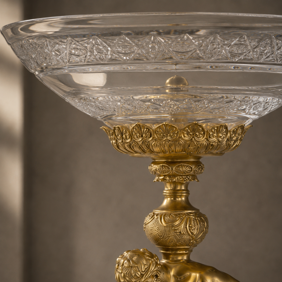 Coupe en cristal taillé sur pied bronze doré au putto, vue 2