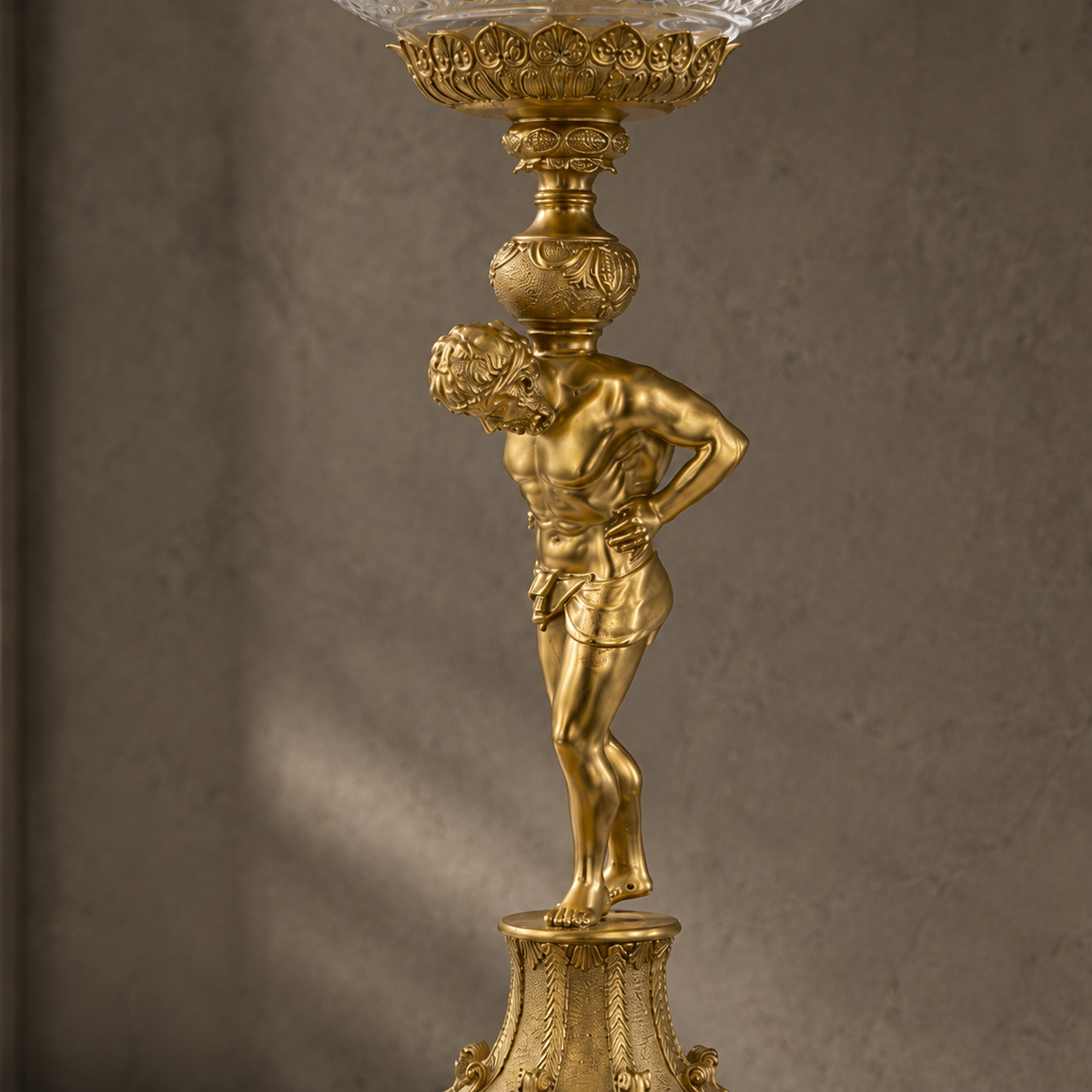 Coupe en cristal taillé sur pied bronze doré au putto, vue 3
