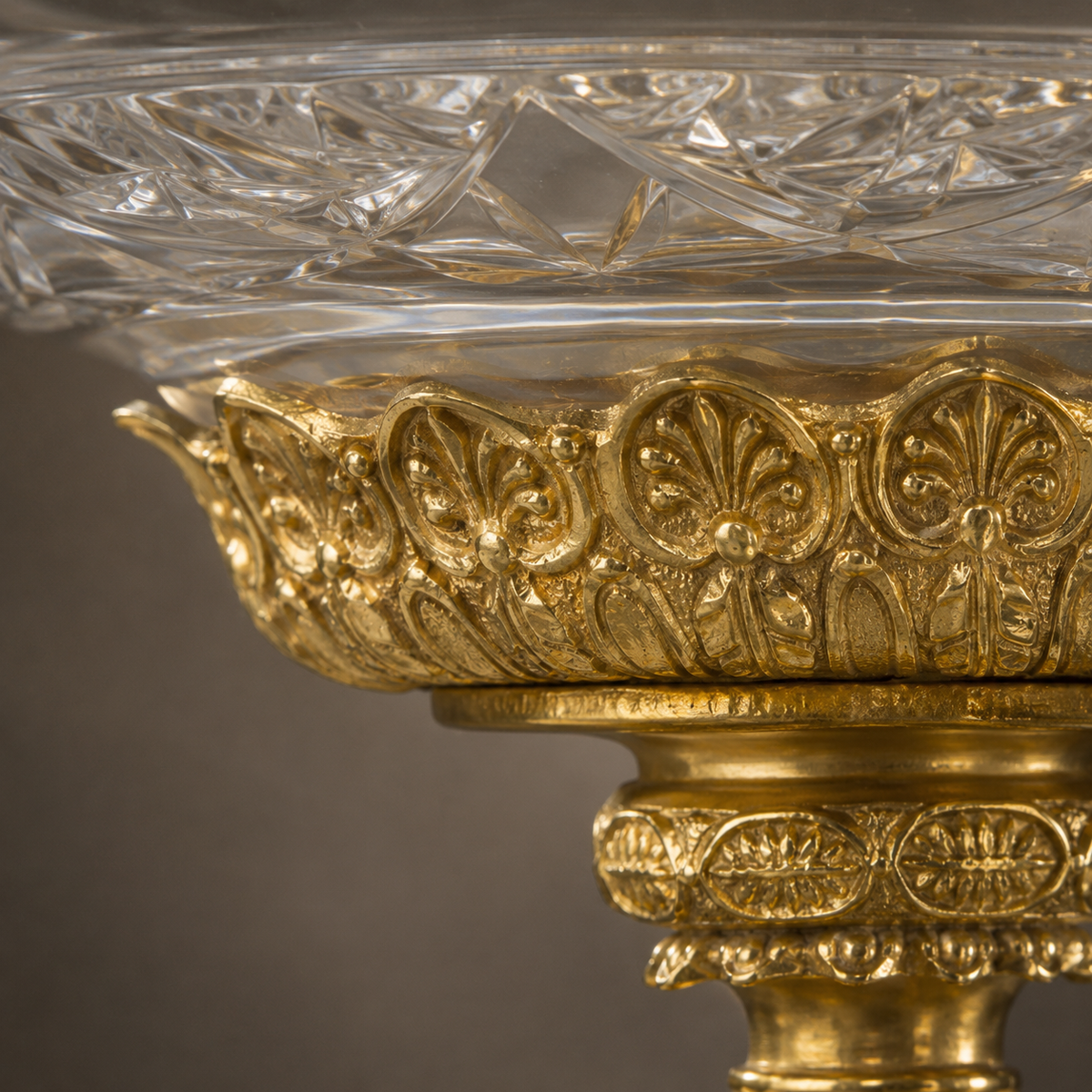 Coupe en cristal taillé sur pied bronze doré au putto, vue 4
