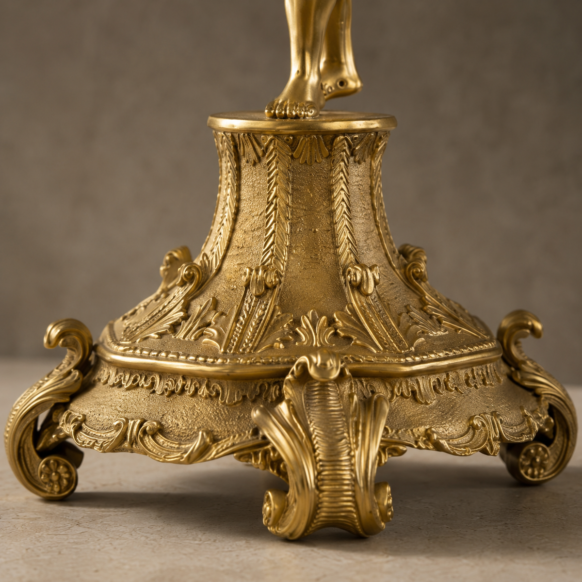 Coupe en cristal taillé sur pied bronze doré au putto, vue 5