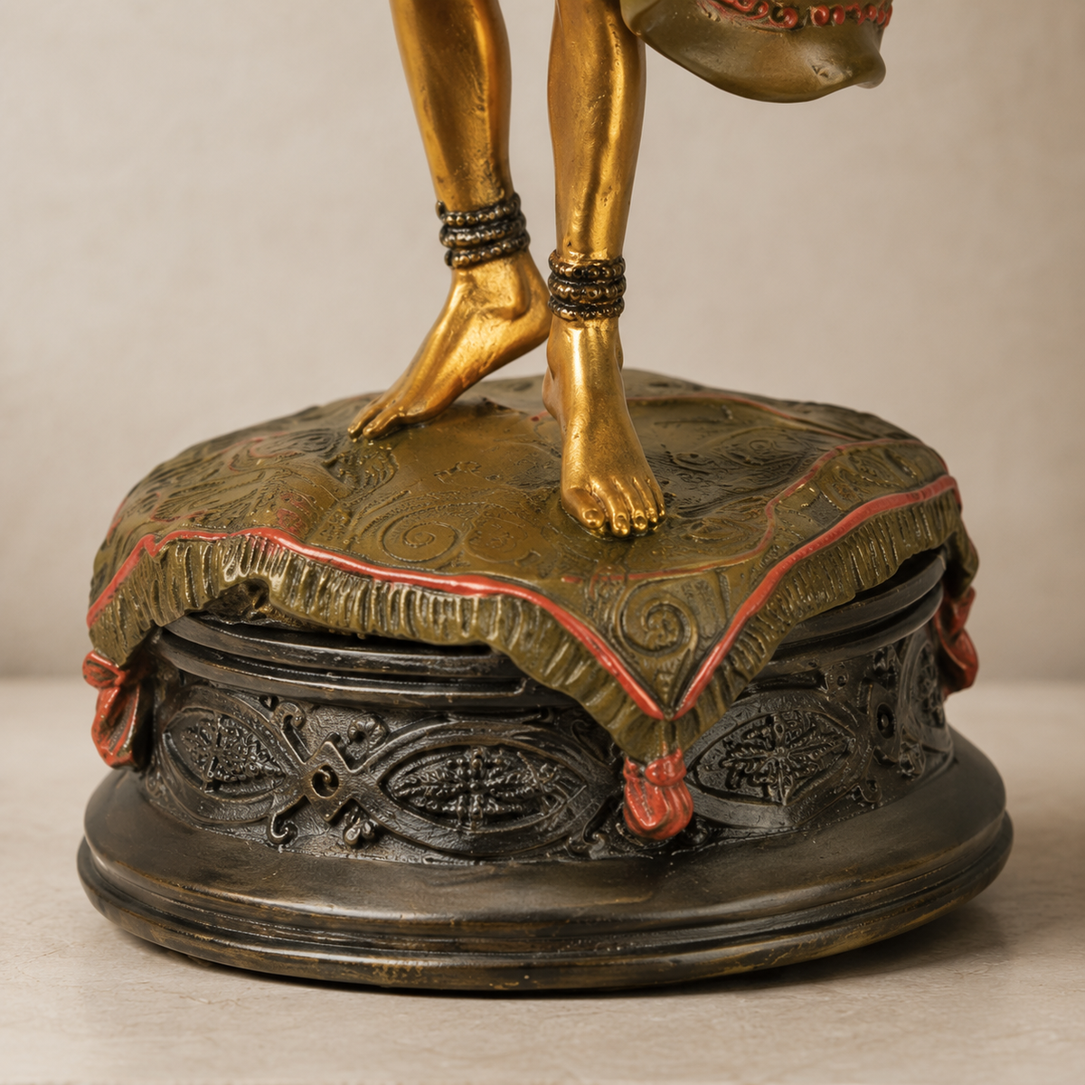 Danseuse orientale aux voiles, sculpture bronze polychrome, vue 4