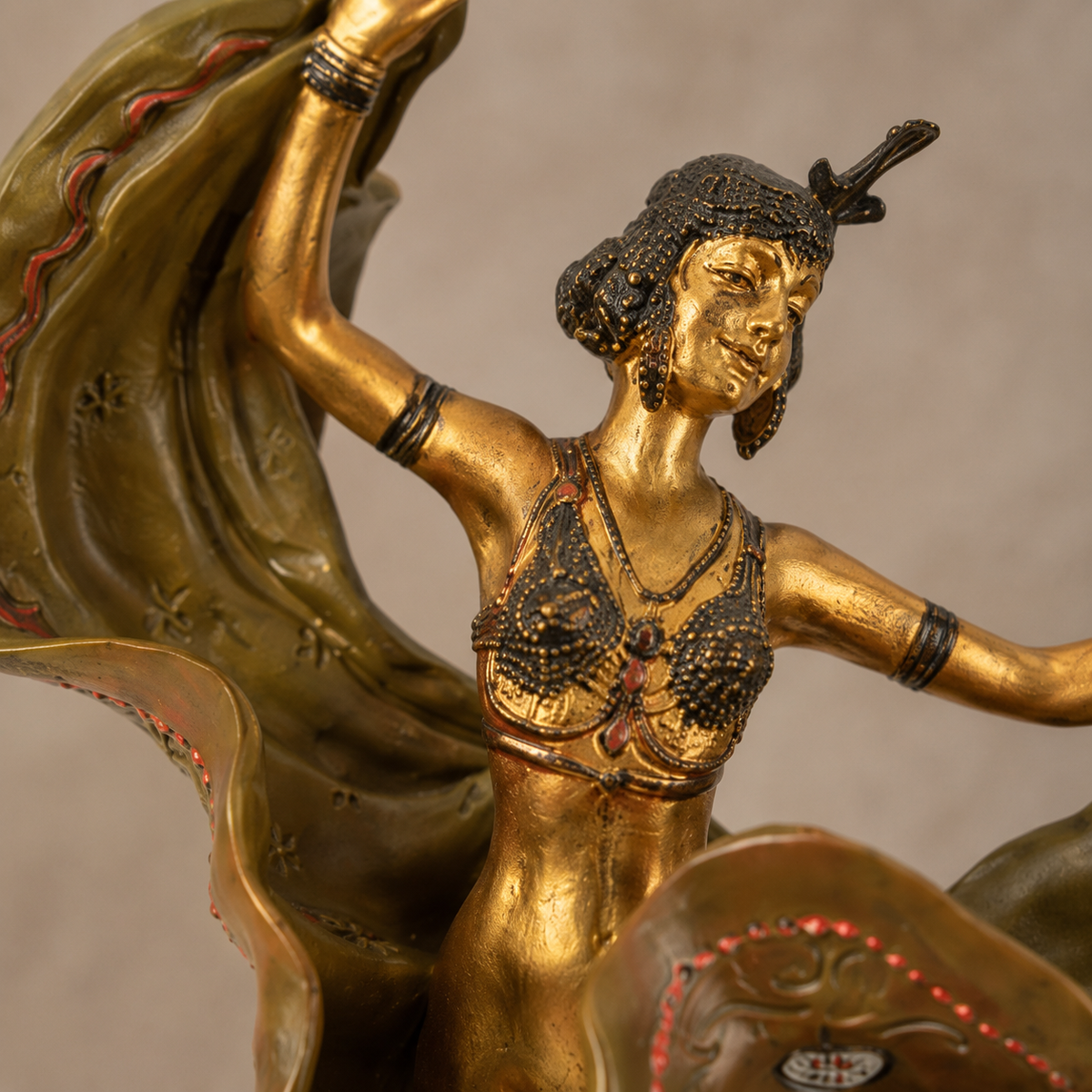 Danseuse orientale aux voiles, sculpture bronze polychrome, vue 5