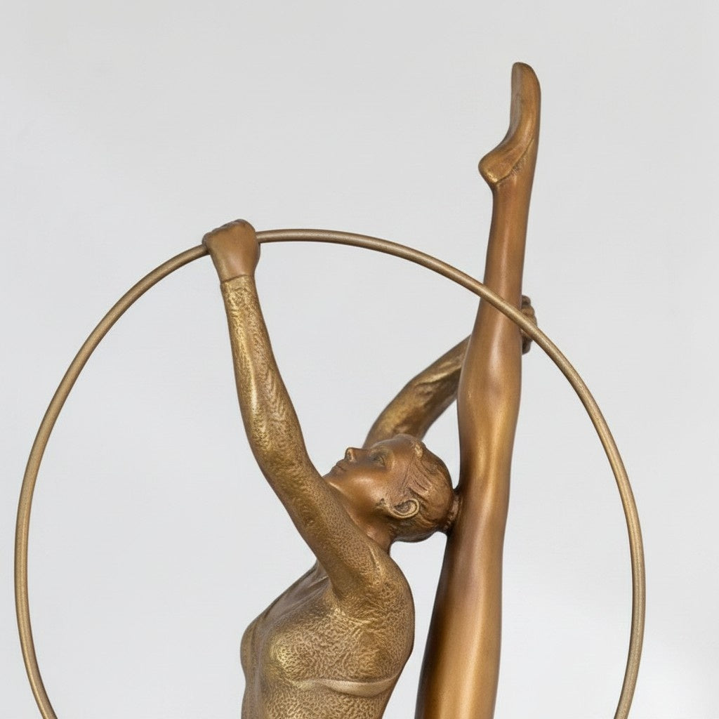 Sculpture bronze Art Déco danseuse gymnaste au cerceau, vue 2