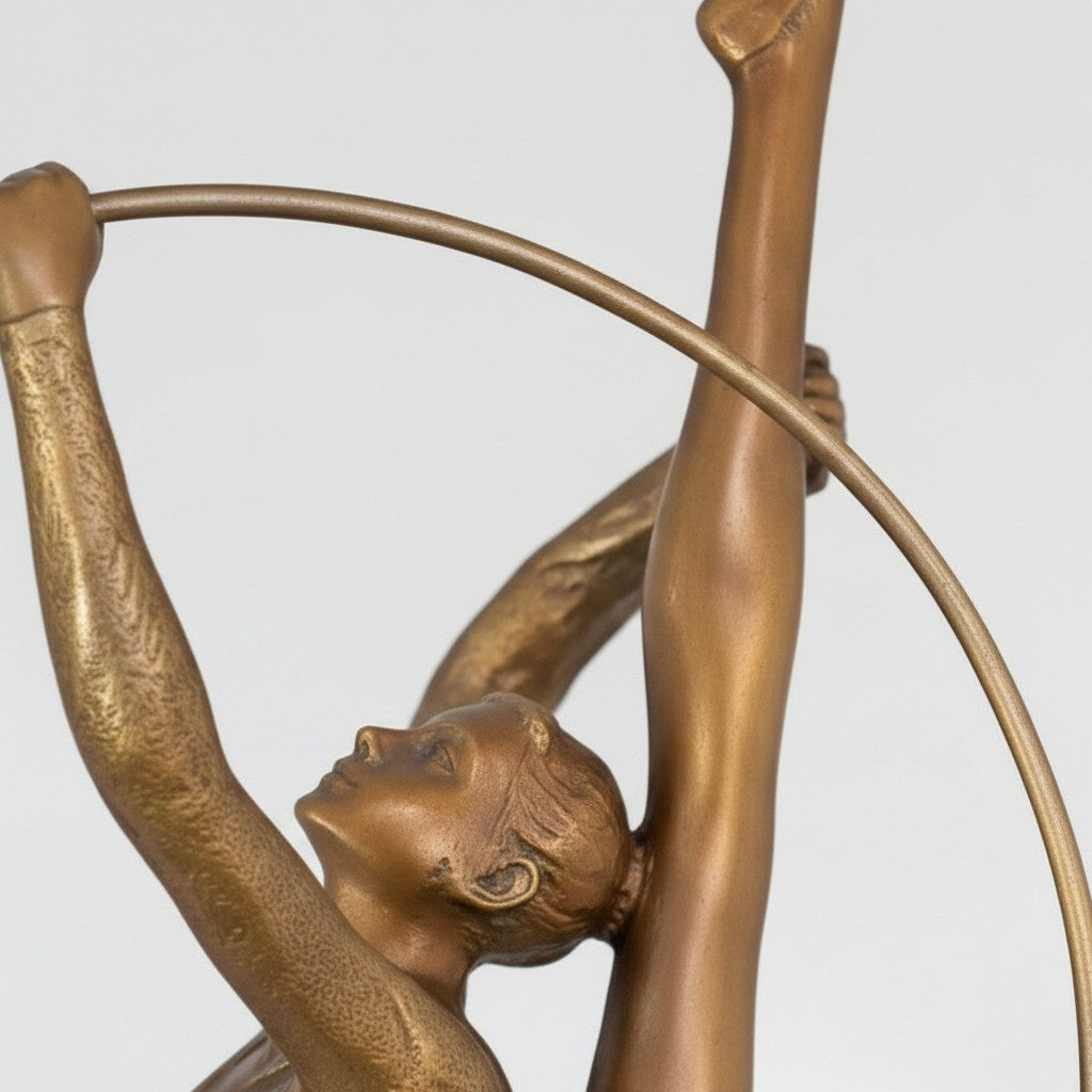 Sculpture bronze Art Déco danseuse gymnaste au cerceau, vue 4