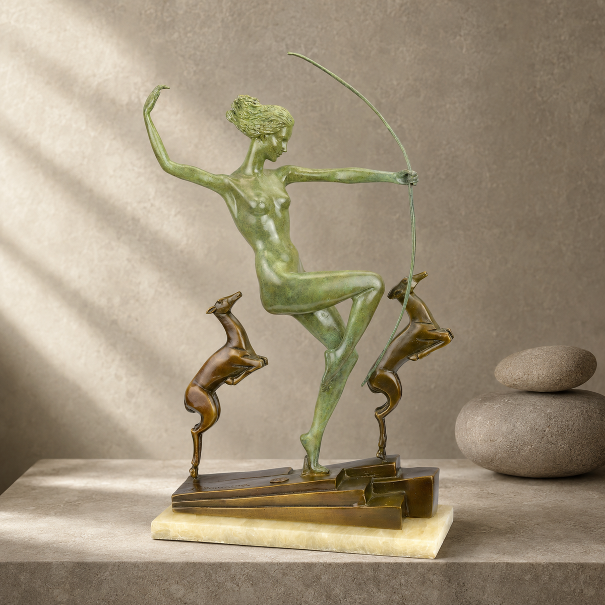Diane chasseresse à l'arc avec deux lévriers, bronze Art Déco