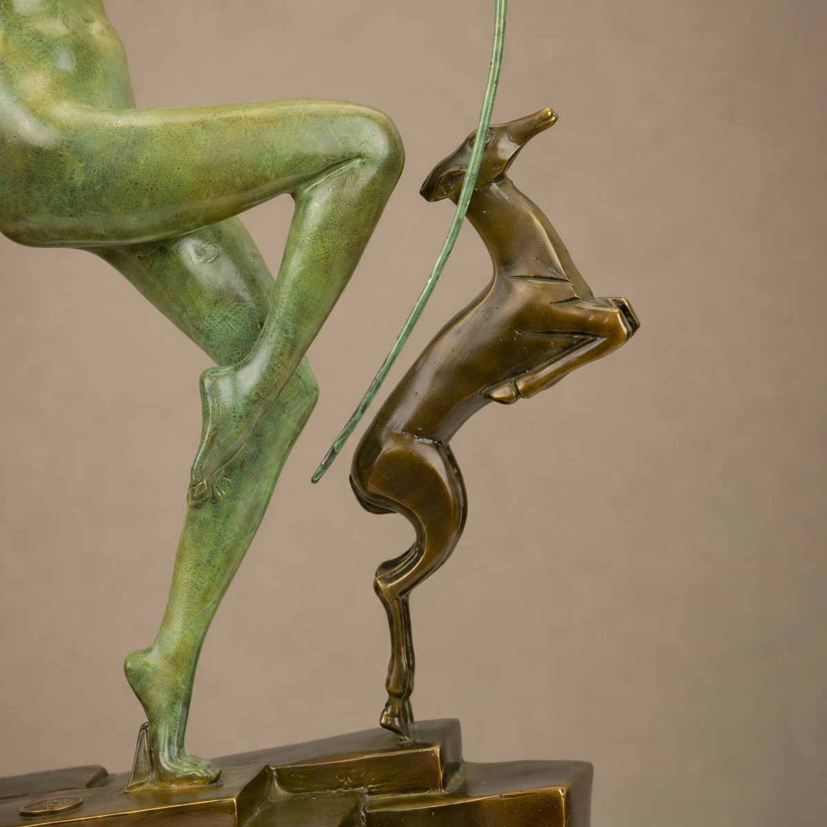 Diane chasseresse à l'arc avec deux lévriers, bronze Art Déco, vue 6