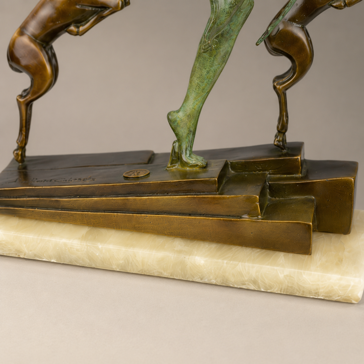 Diane chasseresse à l'arc avec deux lévriers, bronze Art Déco, vue 7