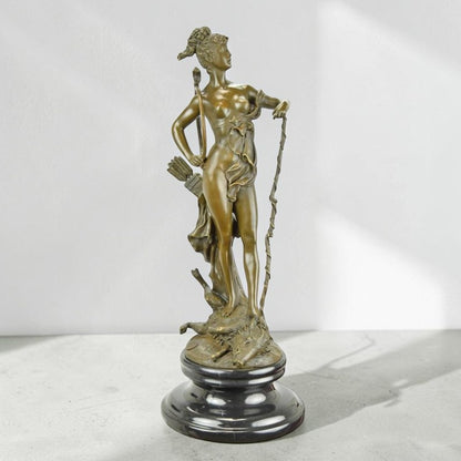 Diane chasseresse en bronze patiné doré sur socle marbre