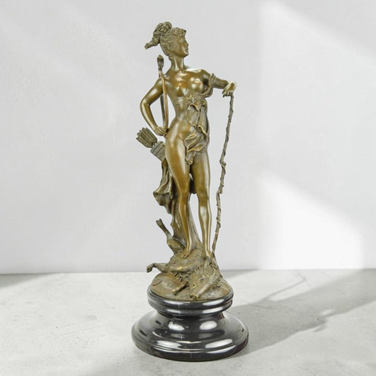 Diane chasseresse en bronze patiné doré sur socle marbre