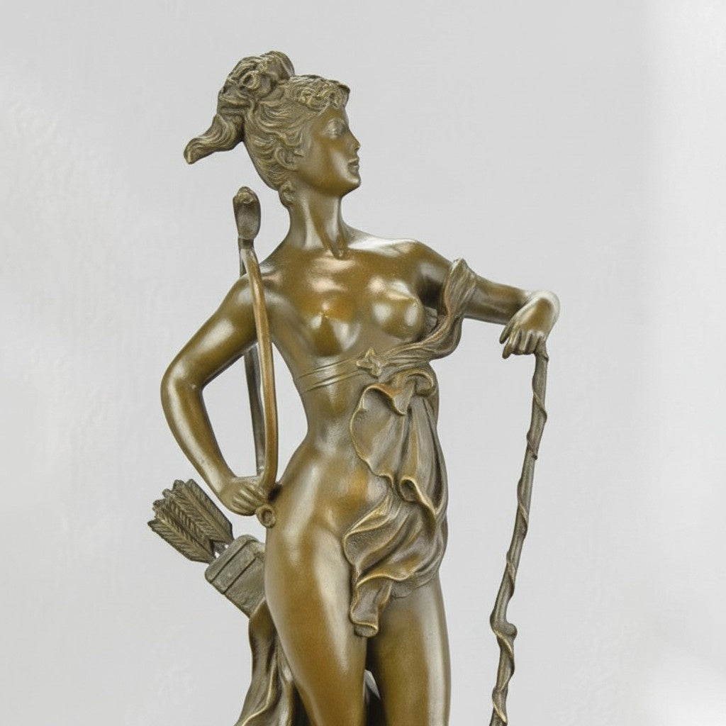 Diane chasseresse en bronze patiné doré sur socle marbre, vue 2