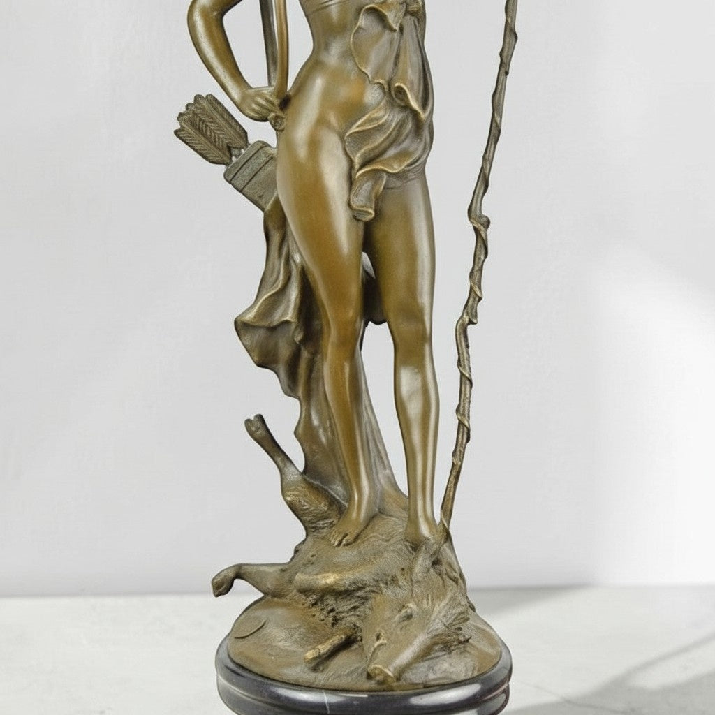 Diane chasseresse en bronze patiné doré sur socle marbre, vue 3