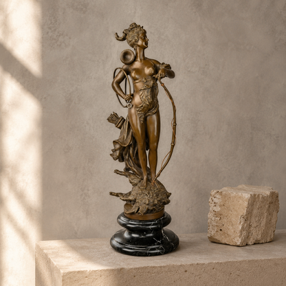 Diane chasseresse en bronze patiné sur socle en marbre