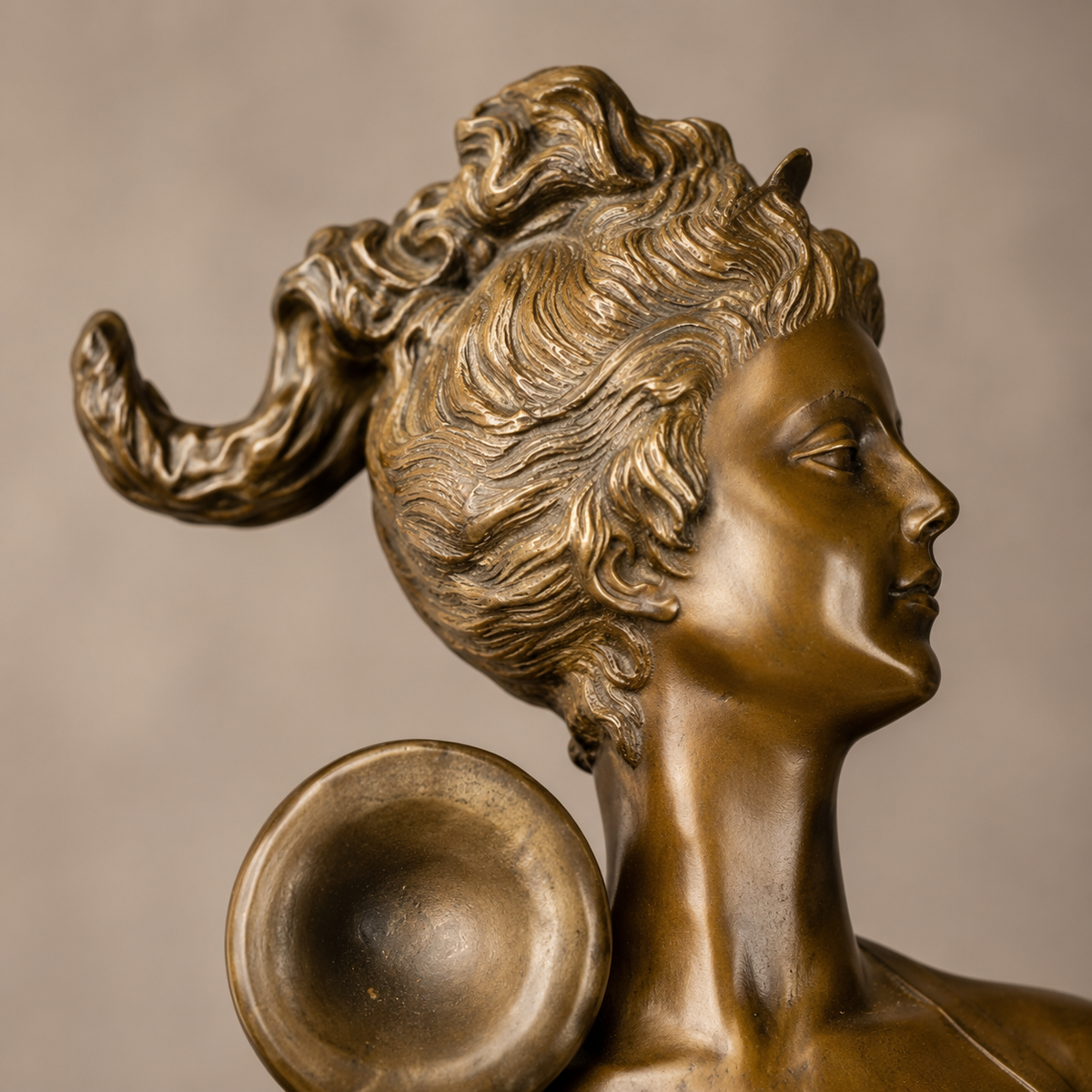 Diane chasseresse en bronze patiné sur socle en marbre, vue 2