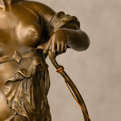 Diane chasseresse en bronze patiné sur socle en marbre, vue 4