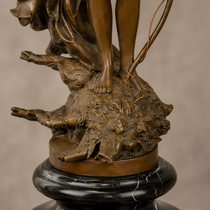 Diane chasseresse en bronze patiné sur socle en marbre, vue 5