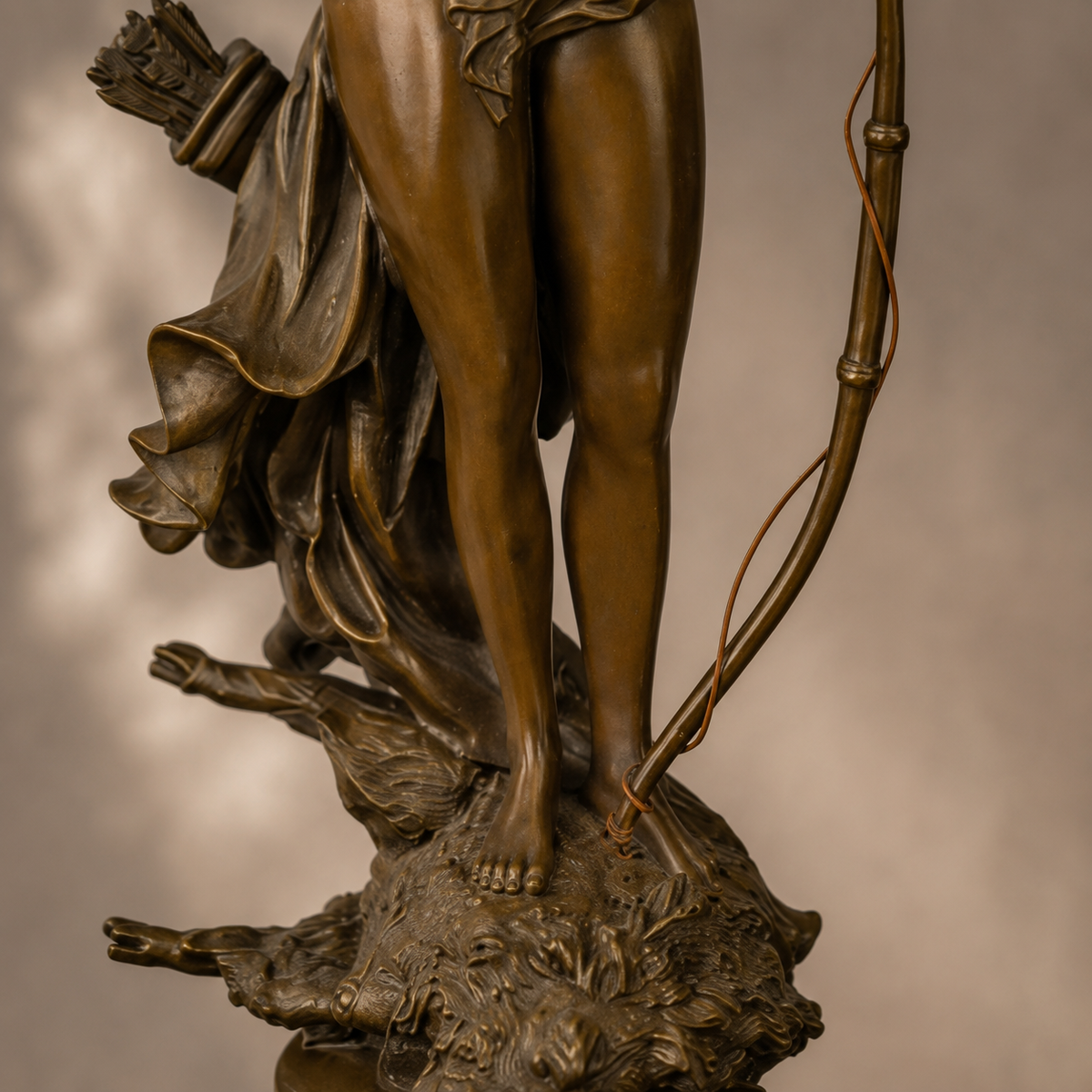 Diane chasseresse en bronze patiné sur socle en marbre, vue 6