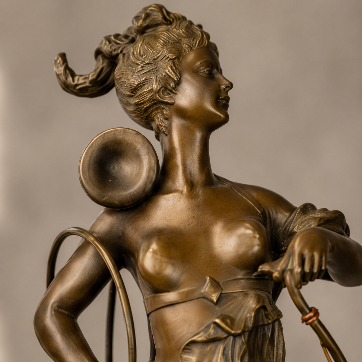 Diane chasseresse en bronze patiné sur socle en marbre, vue 7