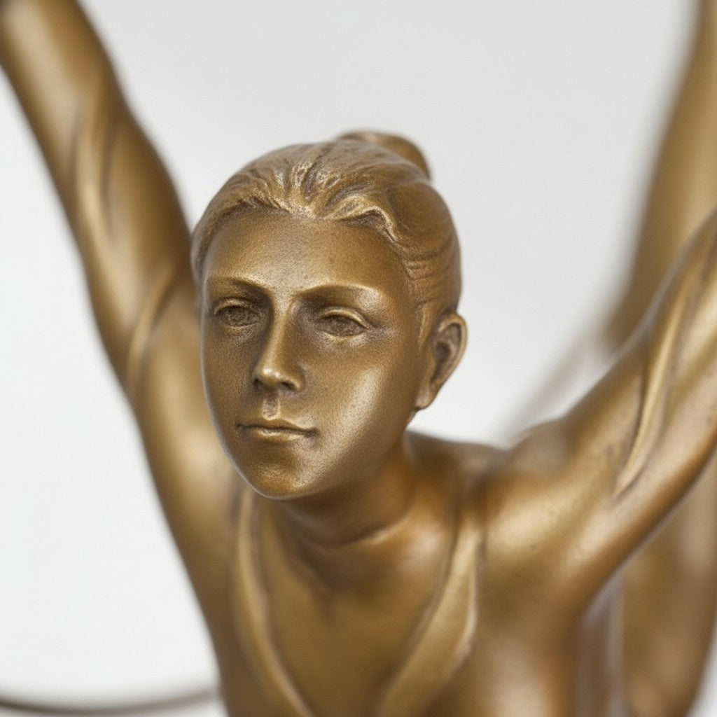 Sculpture bronze doré gymnaste au cerceau sur socle marbre, vue 3