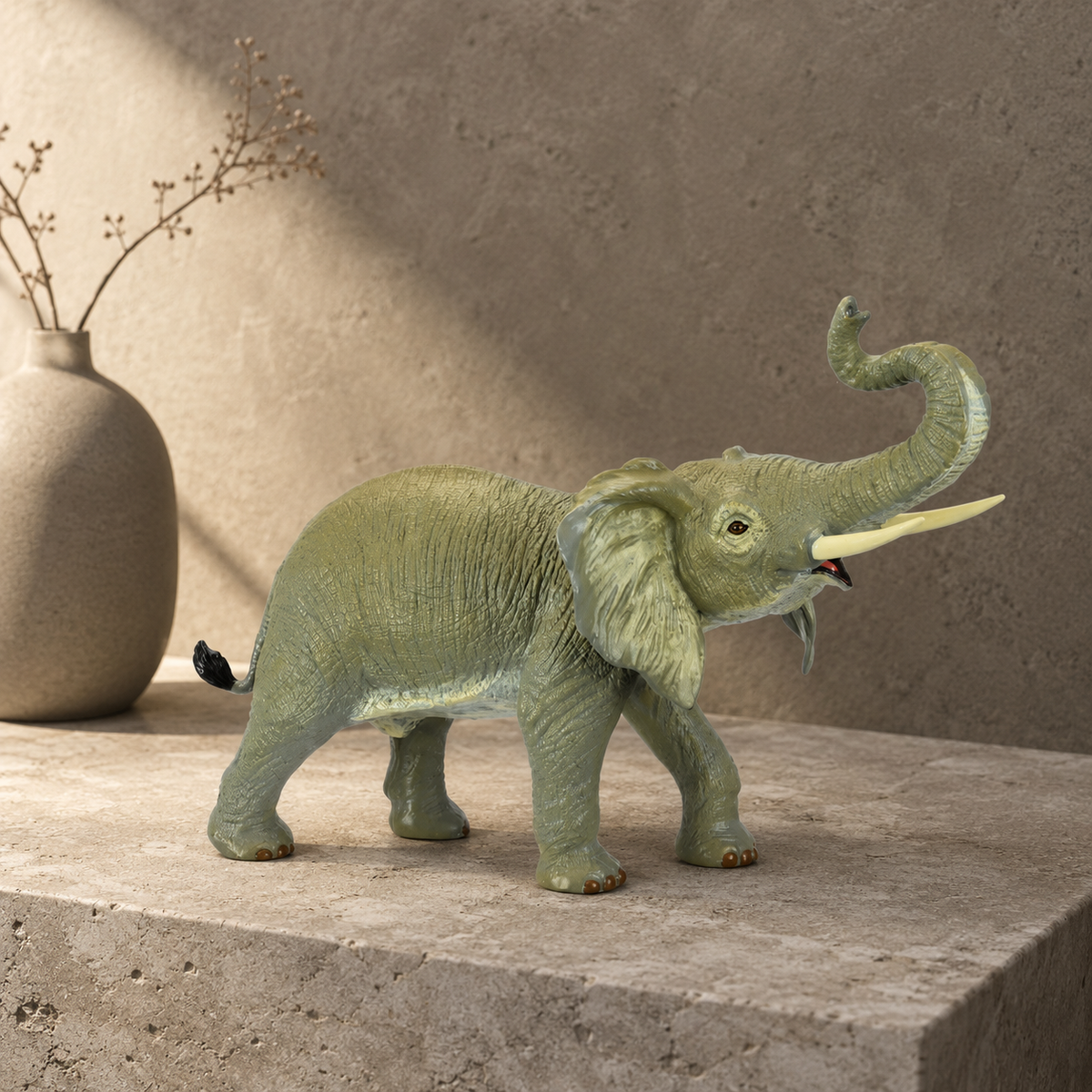 Éléphant d'Afrique trompe levée, figurine réaliste