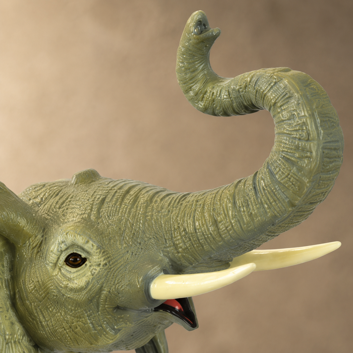 Éléphant d'Afrique trompe levée, figurine réaliste, vue 3