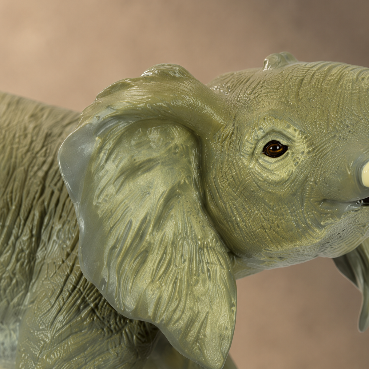 Éléphant d'Afrique trompe levée, figurine réaliste, vue 4