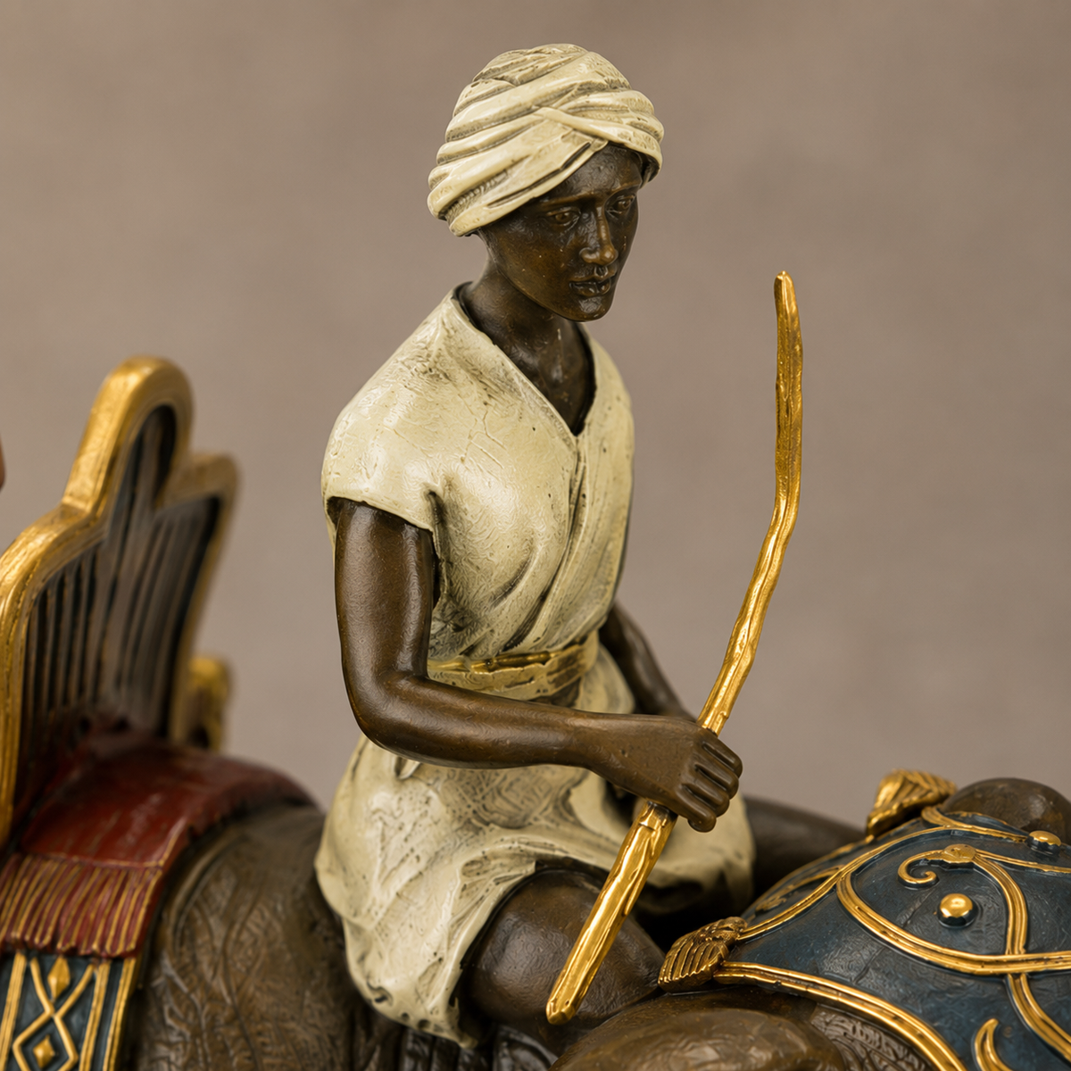 Éléphant d'apparat indien et son cornac en résine polychrome, vue 3
