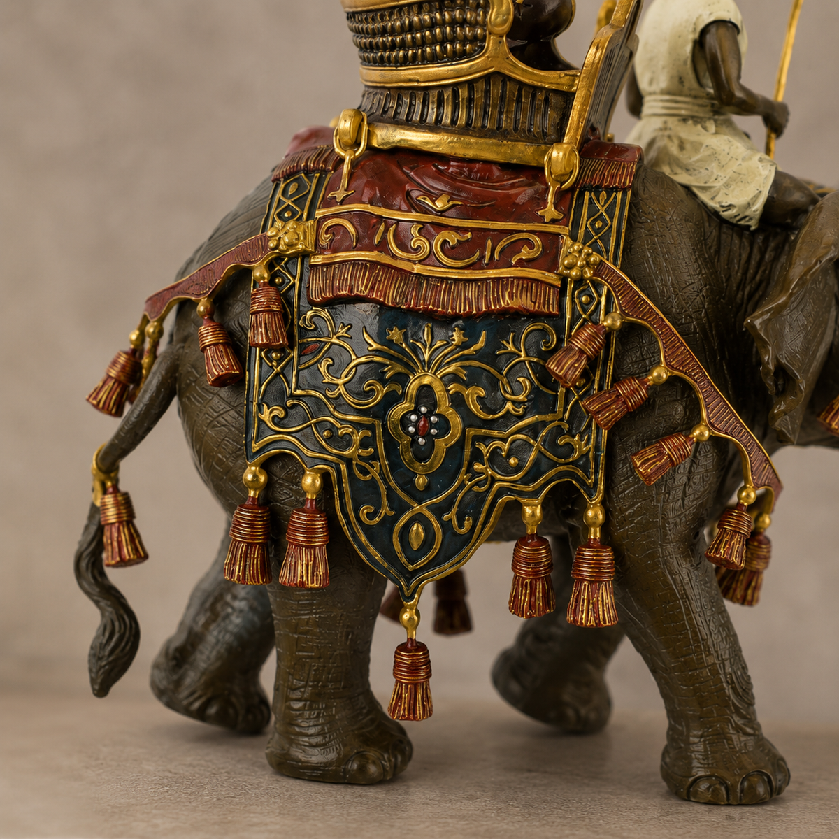 Éléphant d'apparat indien et son cornac en résine polychrome, vue 7