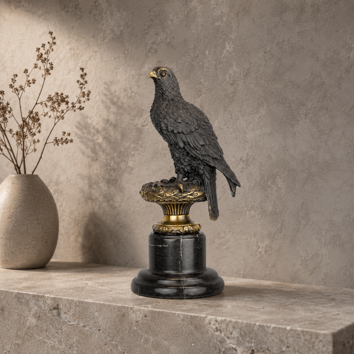 Faucon en bronze patiné sur socle en marbre noir veiné