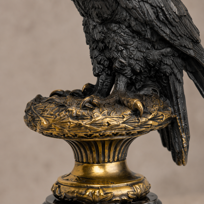 Faucon en bronze patiné sur socle en marbre noir veiné, vue 5