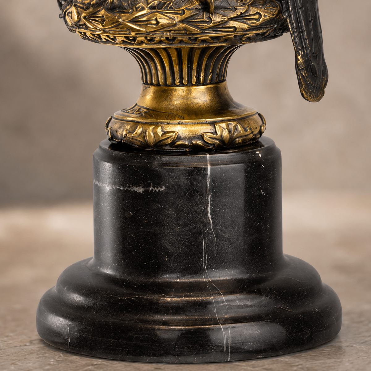 Faucon en bronze patiné sur socle en marbre noir veiné, vue 7