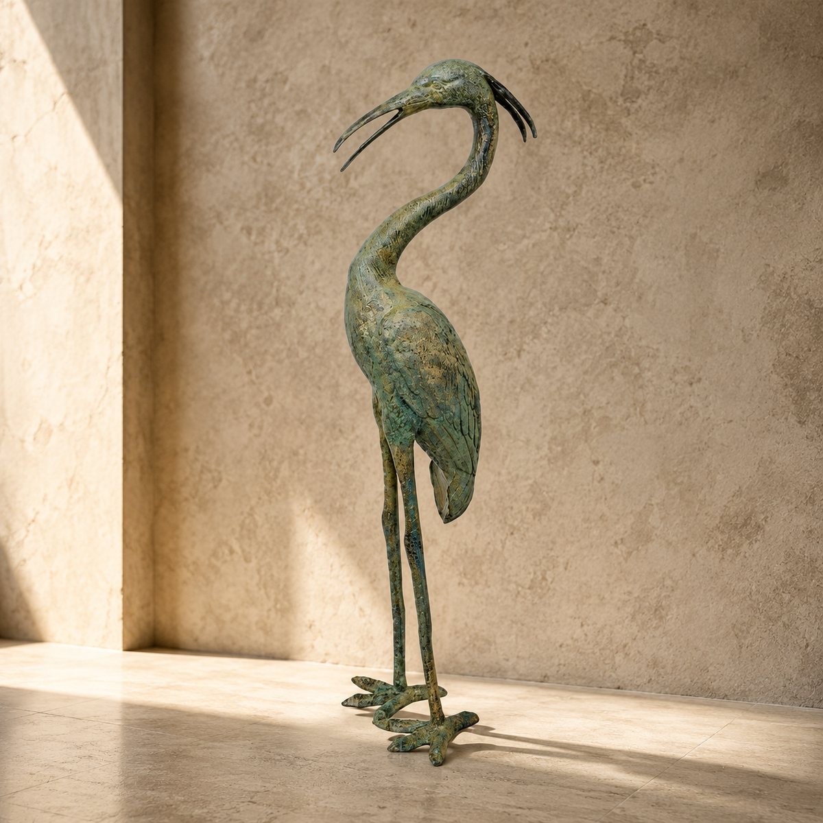 Héron en bronze à patine vert-de-gris, bec ouvert