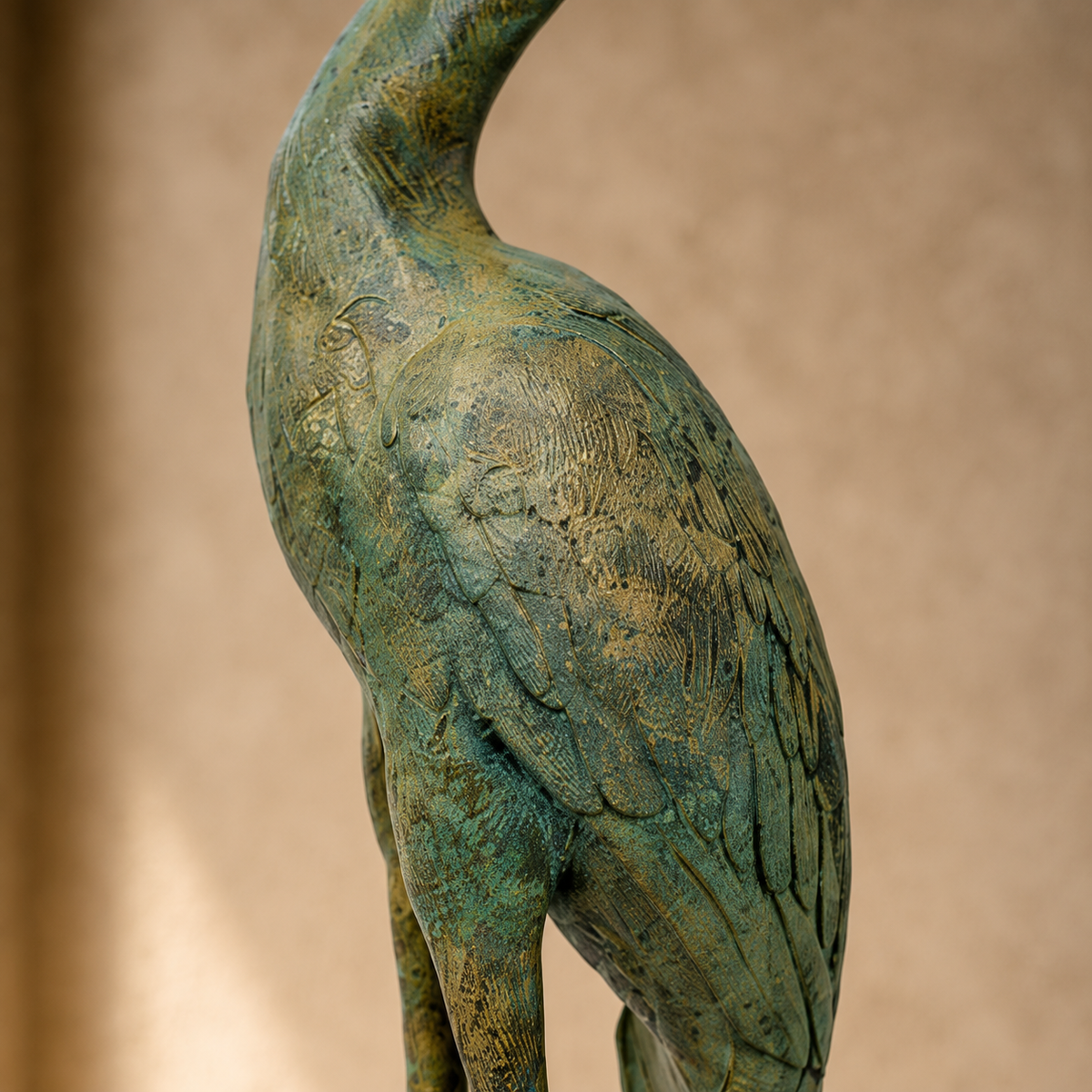 Héron en bronze à patine vert-de-gris, bec ouvert, vue 3